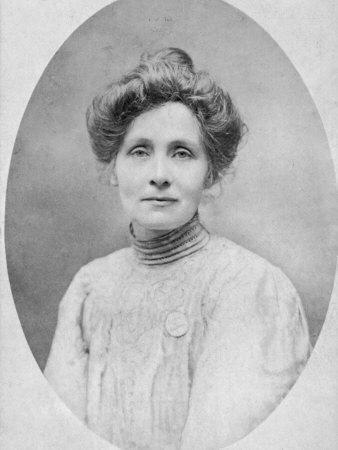 https://imgc.allpostersimages.com/img/posters/studio-portrait-of-emmeline-pankhurst_u-L-Q1087IL0.jpg?artPerspective=n