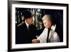 Sueurs Froides VERTIGO by AlfredHitchcock with James Stewart and Kim Novak, 1958 (photo)-null-Framed Photo