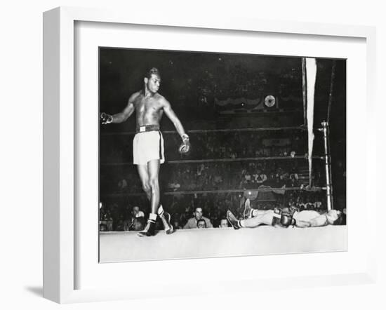 Sugar Ray Robinson, Knocked Out Filipino Flashy Sebastian in the First Round-null-Framed Photo