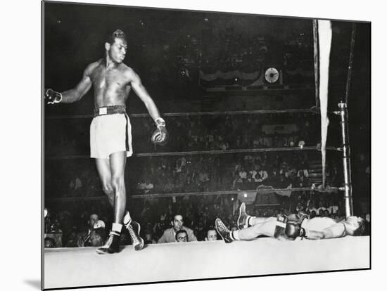 Sugar Ray Robinson, Knocked Out Filipino Flashy Sebastian in the First Round-null-Mounted Photo