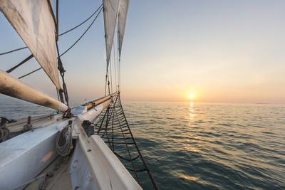 https://imgc.allpostersimages.com/img/posters/sunset-cruise-on-the-western-union-schooner-in-key-west-florida-usa_u-L-PN6A610.jpg?artPerspective=n