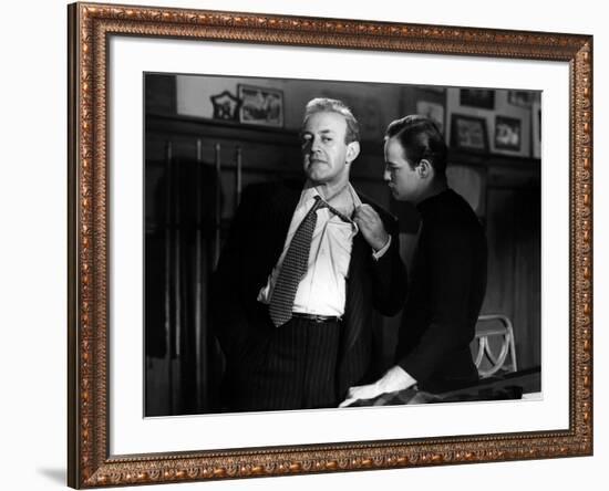 Sur les quais On The Waterfront d' Elia Kazan with Lee J. Cobb and Marlon Brando., 1954 (b/w photo)-null-Framed Photo