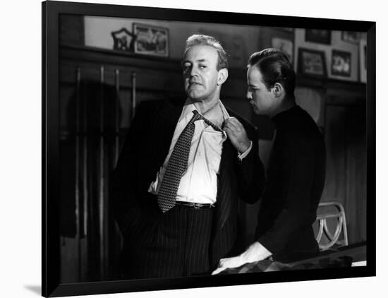 Sur les quais On The Waterfront d' Elia Kazan with Lee J. Cobb and Marlon Brando., 1954 (b/w photo)-null-Framed Photo