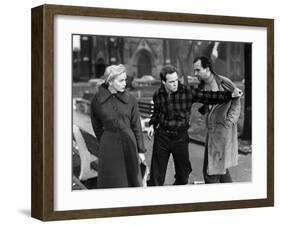 Sur les quais On The Waterfront d' EliaKazan with Marlon Brando and Eva Marie Saint, 1954 (b/w phot-null-Framed Photo