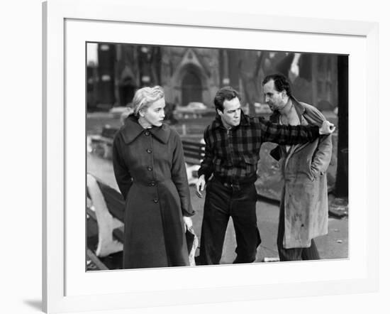 Sur les quais On The Waterfront d' EliaKazan with Marlon Brando and Eva Marie Saint, 1954 (b/w phot-null-Framed Photo