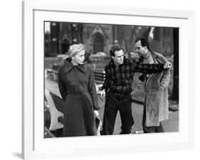 Sur les quais On The Waterfront d' EliaKazan with Marlon Brando and Eva Marie Saint, 1954 (b/w phot-null-Framed Photo