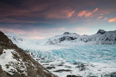 https://imgc.allpostersimages.com/img/posters/svinafellsjokull-glacier-at-sunrise-in-the-skaftafell-national-park-in-southern-iceland_u-L-Q1DBPDI0.jpg?artPerspective=n