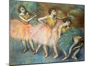 Tänzerinnen in grün und gelb (Danseuses Vertes et Jaunes). Um 1903-Edgar Degas-Mounted Giclee Print