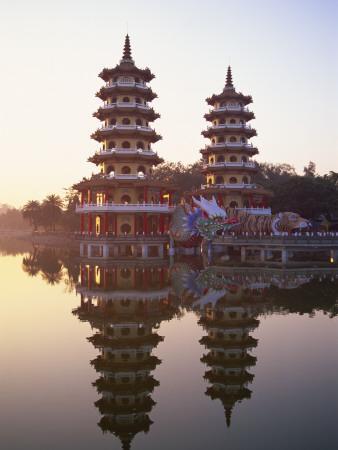 https://imgc.allpostersimages.com/img/posters/taiwan-kaohsiung-lotus-lake-dragon-and-tiger-pagodas_u-L-PDRX3Z0.jpg?artPerspective=n
