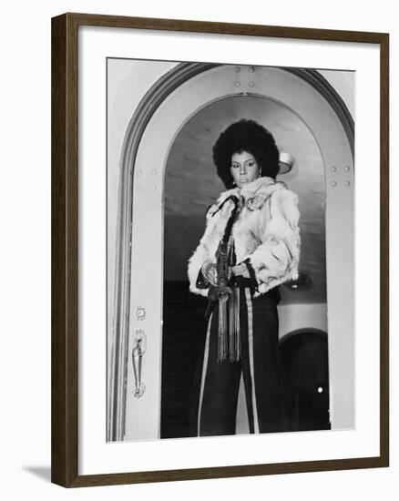 Tamara Dobson, Cleópatra Jones, 1973-null-Framed Photographic Print