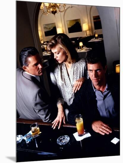 TEQUILA SUNRISE, 1988 directed by ROBERT TOWNE Kurt Russell, Michelle Pfeiffer and Mel Gibson (phot-null-Mounted Photo