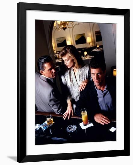 TEQUILA SUNRISE, 1988 directed by ROBERT TOWNE Kurt Russell, Michelle Pfeiffer and Mel Gibson (phot-null-Framed Photo