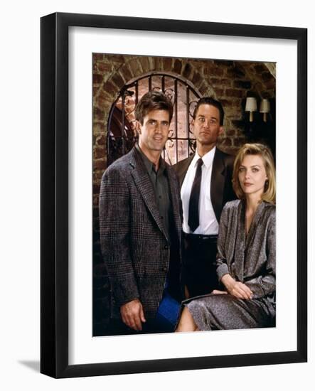 TEQUILA SUNRISE, 1988 directed by ROBERT TOWNE Mel Gibson, Kurt Russell and Michelle Pfeiffer (phot-null-Framed Photo