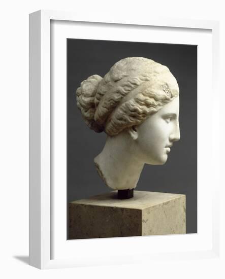 Tête féminine : tête de l'Aphrodite de Cnide, dite " Tête Kaufmann "-null-Framed Giclee Print