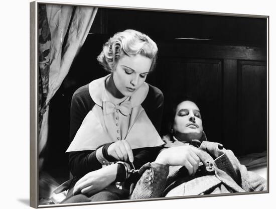 THE 39 STEPS, 1935 directed by ALFRED HITCHCOCK Madeleine Carroll / Robert Donat (b/w photo)-null-Framed Photo