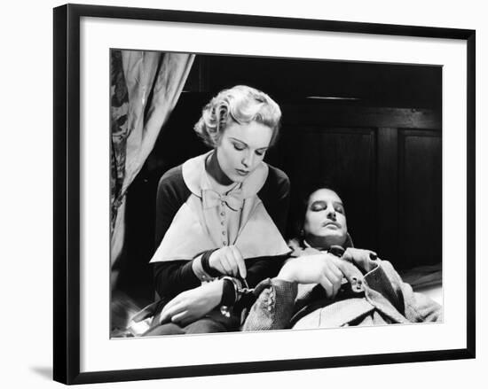 THE 39 STEPS, 1935 directed by ALFRED HITCHCOCK Madeleine Carroll / Robert Donat (b/w photo)-null-Framed Photo