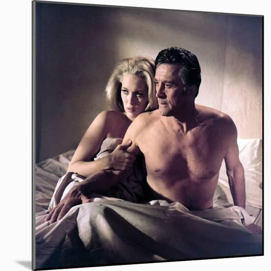 The Arrangement 1969 Directed by Elia Kazan Faye Dunaway and Kirk Douglas-null-Mounted Photo