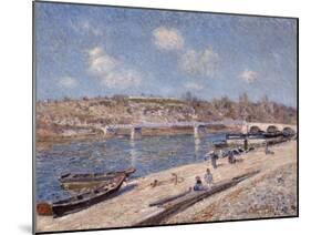 The Beach at Saint-Mammès, 1884-Alfred Sisley-Mounted Giclee Print