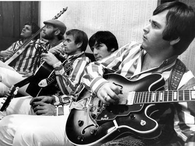 https://imgc.allpostersimages.com/img/posters/the-beach-boys-dennis-wilson-dave-marks-carl-wilson-brian-wilson-and-mike-love-july-11-1966_u-L-PWGLGR0.jpg?artPerspective=n