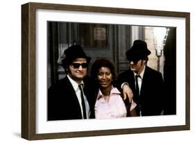 THE BLUES BROTHERS, 1980 directed by JOHN LANDIS Aretha Franklin between John Belushi and Dan Aykro-null-Framed Photo