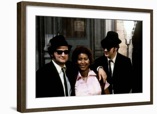 THE BLUES BROTHERS, 1980 directed by JOHN LANDIS Aretha Franklin between John Belushi and Dan Aykro-null-Framed Photo