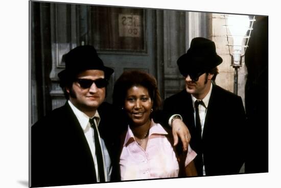 THE BLUES BROTHERS, 1980 directed by JOHN LANDIS Aretha Franklin between John Belushi and Dan Aykro-null-Mounted Photo