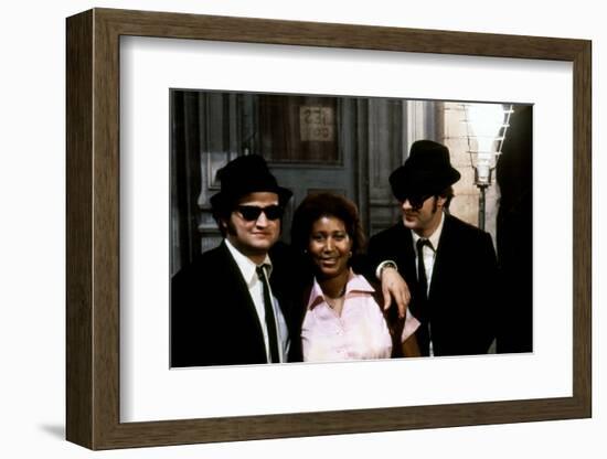 THE BLUES BROTHERS, 1980 directed by JOHN LANDIS Aretha Franklin between John Belushi and Dan Aykro-null-Framed Photo