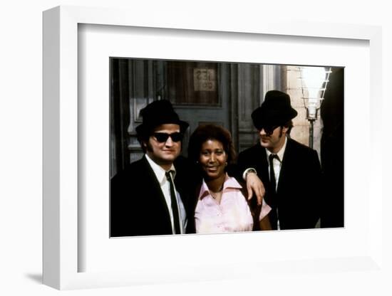 THE BLUES BROTHERS, 1980 directed by JOHN LANDIS Aretha Franklin between John Belushi and Dan Aykro-null-Framed Photo