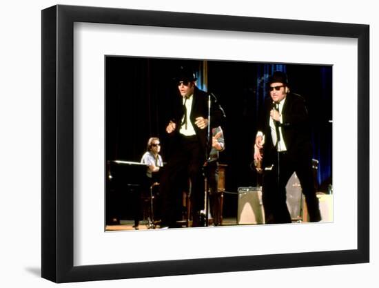 THE BLUES BROTHERS, 1980 directed by JOHN LANDIS Dan Aykroyd and John Belushi (photo)-null-Framed Photo