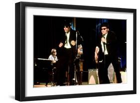 THE BLUES BROTHERS, 1980 directed by JOHN LANDIS Dan Aykroyd and John Belushi (photo)-null-Framed Photo