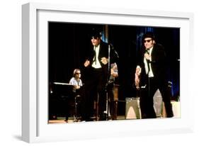 THE BLUES BROTHERS, 1980 directed by JOHN LANDIS Dan Aykroyd and John Belushi (photo)-null-Framed Photo