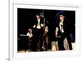 THE BLUES BROTHERS, 1980 directed by JOHN LANDIS Dan Aykroyd and John Belushi (photo)-null-Framed Photo