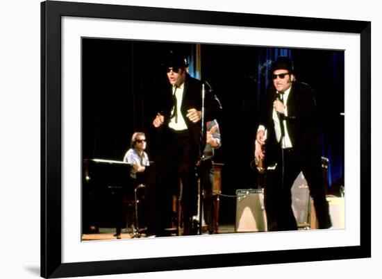 THE BLUES BROTHERS, 1980 directed by JOHN LANDIS Dan Aykroyd and John Belushi (photo)-null-Framed Photo