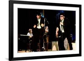 THE BLUES BROTHERS, 1980 directed by JOHN LANDIS Dan Aykroyd and John Belushi (photo)-null-Framed Photo