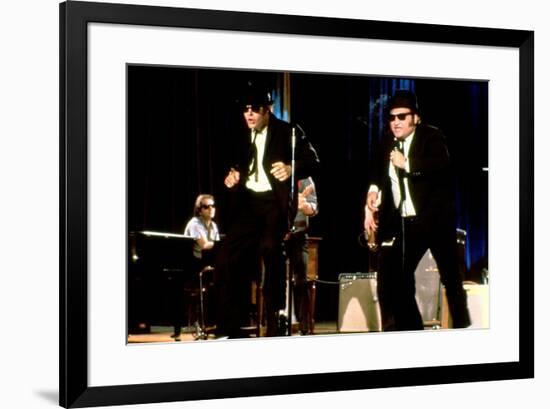 THE BLUES BROTHERS, 1980 directed by JOHN LANDIS Dan Aykroyd and John Belushi (photo)-null-Framed Photo