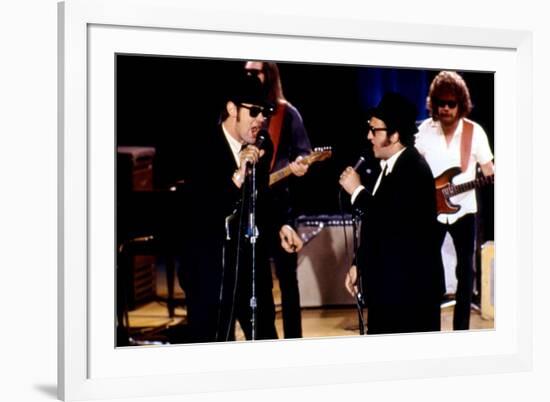 THE BLUES BROTHERS, 1980 directed by JOHN LANDIS Dan Aykroyd and John Belushi (photo)-null-Framed Photo