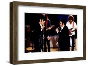 THE BLUES BROTHERS, 1980 directed by JOHN LANDIS Dan Aykroyd and John Belushi (photo)-null-Framed Photo