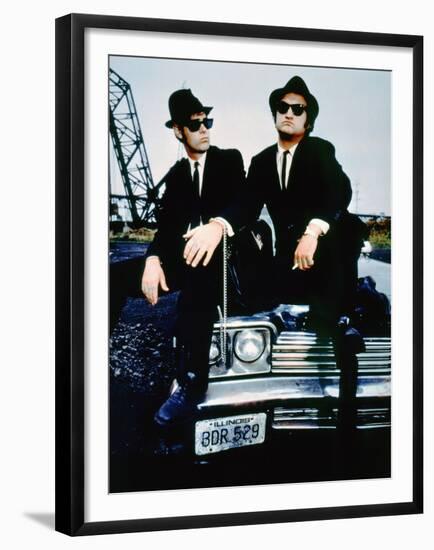 THE BLUES BROTHERS, 1980 directed by JOHN LANDIS Dan Aykroyd and John Belushi (photo)-null-Framed Photo