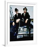 THE BLUES BROTHERS, 1980 directed by JOHN LANDIS Dan Aykroyd and John Belushi (photo)-null-Framed Photo