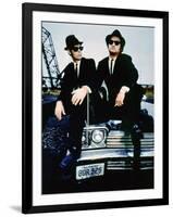 THE BLUES BROTHERS, 1980 directed by JOHN LANDIS Dan Aykroyd and John Belushi (photo)-null-Framed Photo