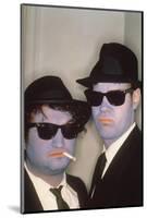 THE BLUES BROTHERS, 1980 directed by JOHN LANDIS John Belushi and Dan Aykroyd (photo)-null-Mounted Photo