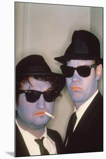 THE BLUES BROTHERS, 1980 directed by JOHN LANDIS John Belushi and Dan Aykroyd (photo)-null-Mounted Photo