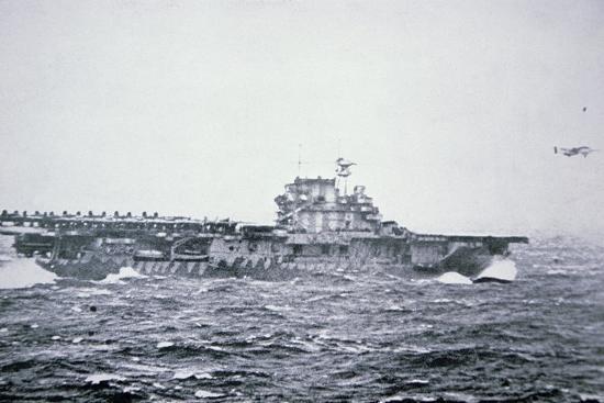 The Doolittle Raid On Tokyo 18th April 1942 One Of 16 B 25 Bombers Leaves The Deck Of Uss Hornet Photographic Print Allposters Com