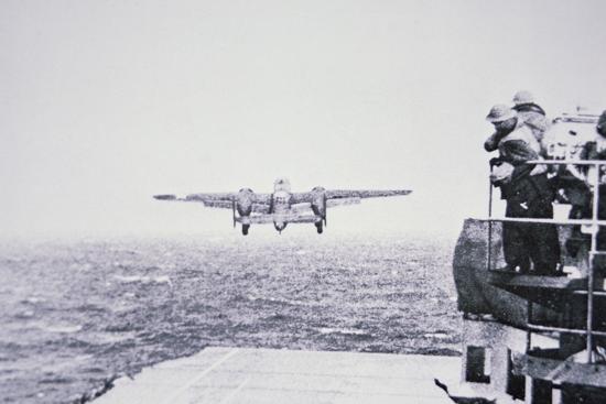 The Doolittle Raid On Tokyo 18th April 1942 One Of 16 B 25 Bombers Leaves The Deck Of Uss Hornet Photographic Print American Photographer Allposters Com