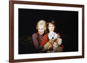 THE FOG, 1980 directed by JOHN CARPENTER Janet Leigh and sa fille Jamie Lee Curtis sur le tournage -null-Framed Photo