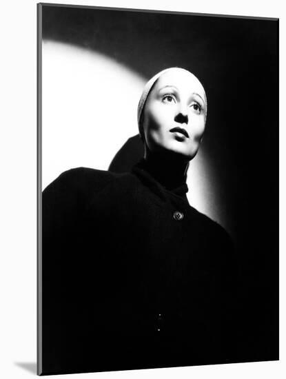 The Good Earth, Luise Rainer, 1937-null-Mounted Photo