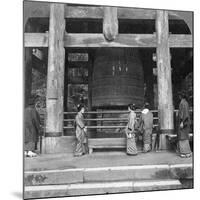 The Great Bell of Chion-In Temple, Kyoto, Japan, 1904-Underwood & Underwood-Mounted Photographic Print