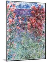 The House at Giverny Under the Roses, 1925-Claude Monet-Mounted Giclee Print