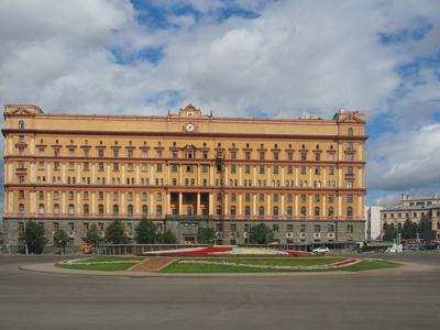 https://imgc.allpostersimages.com/img/posters/the-infamous-former-headquarters-of-the-kgb-on-lubyanka-square-moscow-russia-europe_u-L-PIAY2N0.jpg?artPerspective=n