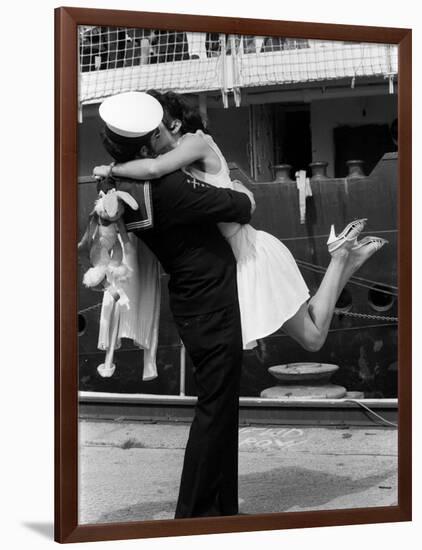 The Kiss-null-Framed Photographic Print